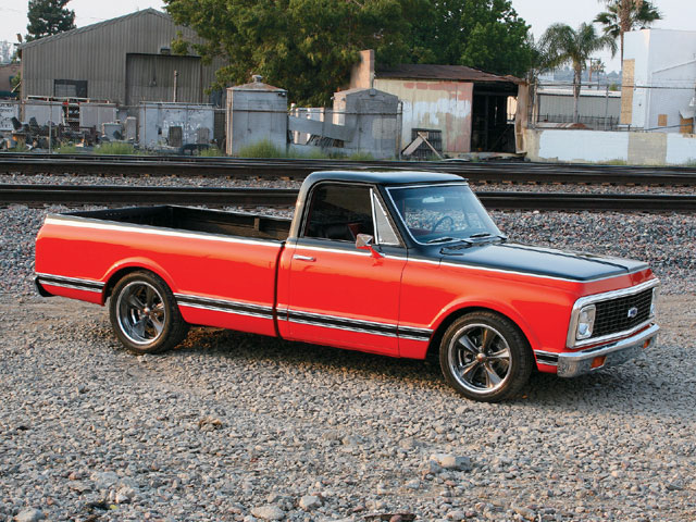 0811clt_06_z-1971_chevy_c20-railroad_tracks